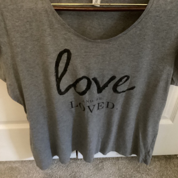 Ladies Gray “Love and Be Loved” Graphic Tee Size XXL - Picture 2 of 6